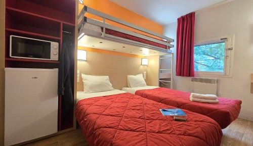 Triple Room with Three Single Beds and Shared Bathroom/Toilet