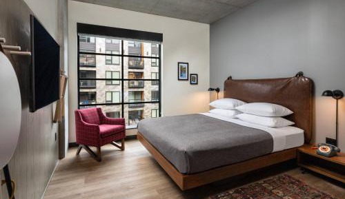Guest room, 1 King,  City View (Mobility &amp; Hearing Accessible w/ Roll-in Shower)