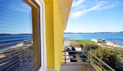 One-Bedroom Apartment with Balcony (6 Adults)