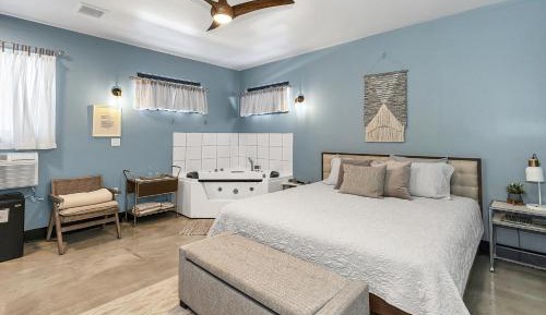 Deluxe King Suite