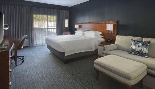 Upgraded King Room with Sofa Bed and Courtyard View