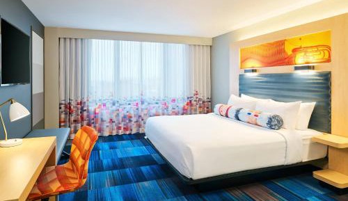 Savvy, Suite, 1 King, Sofa bed