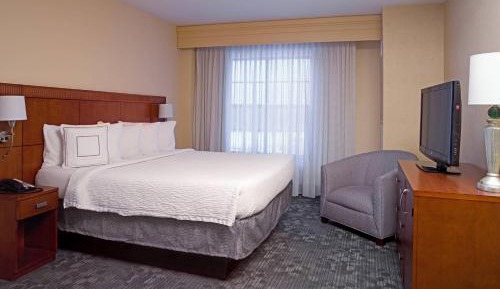 One-Bedroom Two Room Suite, 1 King, Sofa bed, Youth Field view