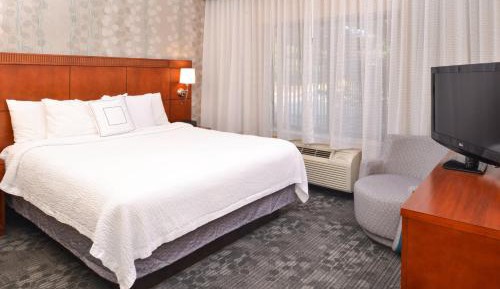 King Room with Transfer Shower - Mobility Access/Hearing Accessible