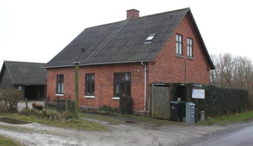 Two-Bedroom Apartment with Private Kitchen & Toilet and Shared Bathroom downstairs