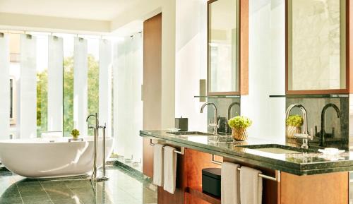 Corner Suite