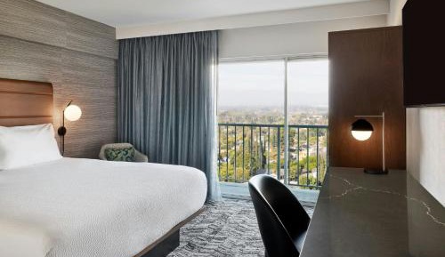 King Room with Roll-In Shower - Mobility Access/Hearing Accessible
