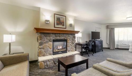 King Room with Fireplace - Non-Smoking