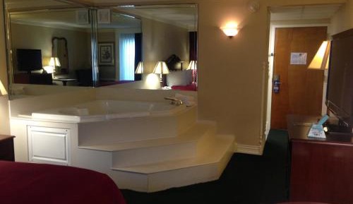 Queen Room with Spa Bath - Non-Smoking