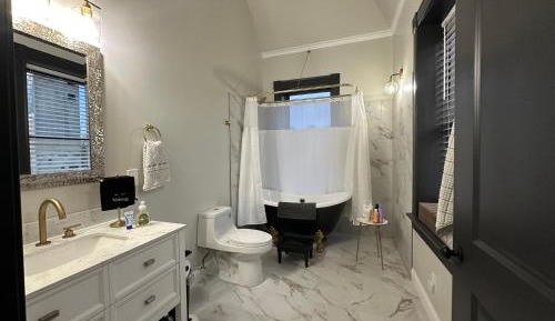 Deluxe Queen Suite