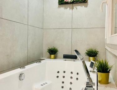 Studio with Spa Bath