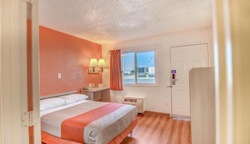 Deluxe Queen Suite