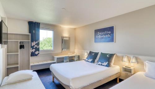 Quadruple Room (1 double bed, 1 single bed, 1 child bed (70/63 in))