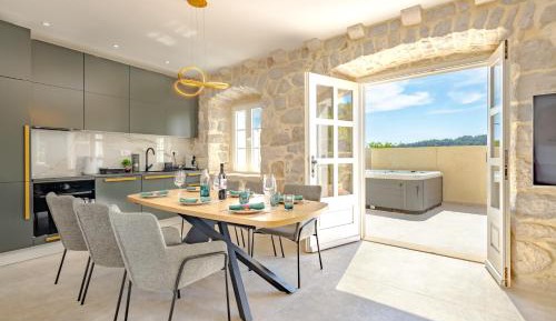 Three bedroom Apartment with Terrace and Sea View