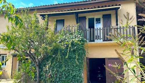 Apartment with Mountain View