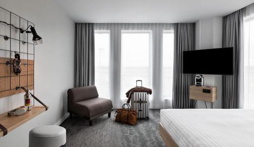 Moxy Biggy, Larger Guest room, 1 Queen