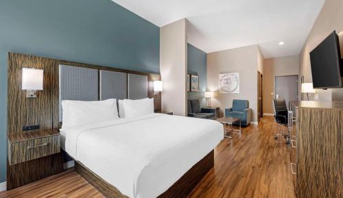 King Suite with Sofa Bed, Sitting Area and Shower - Non-Smoking