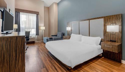 King Room with Walk-In Shower - Disability Access/Pet Friendly/Non-Smoking