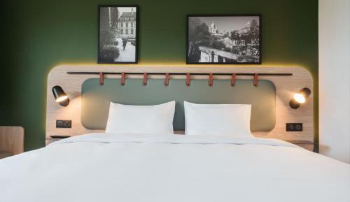 Standard Room - 1 Queen Bed