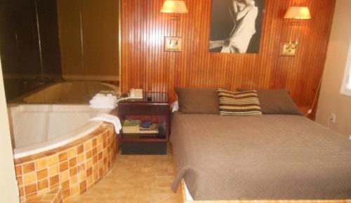 Deluxe Suite with Spa Bath