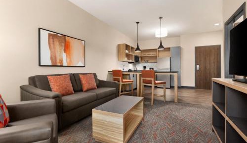 One-Bedroom Queen Suite