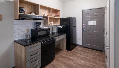 Queen Suite with Bath Tub - Hearing Accessible/Non-Smoking
