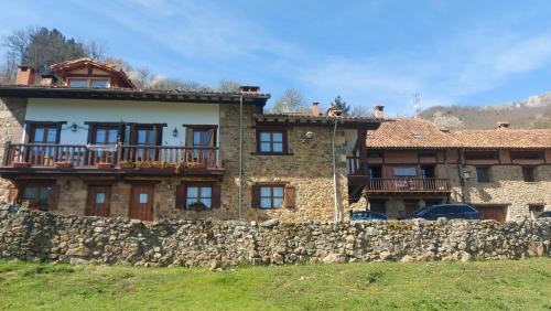 Three-Bedroom Apartment with Mountain View