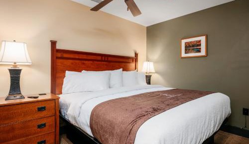 Lakeview One Bedroom Corner Suite