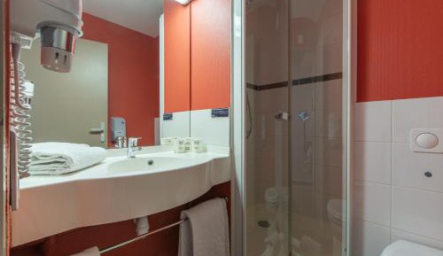 Quadruple Room (1 double bed, 1 single bed, 1 child bed (70/63 in))