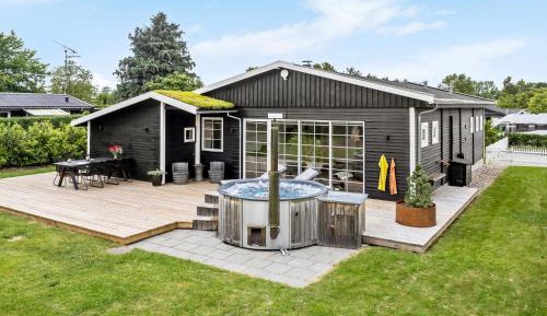 Three-Bedroom Vacation Home 