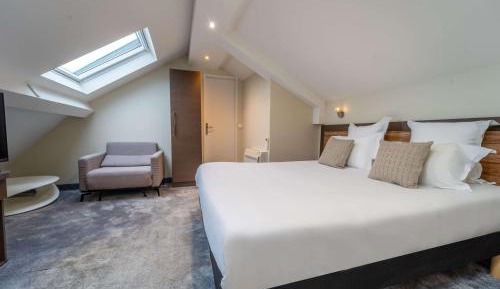 Junior Queen Suite