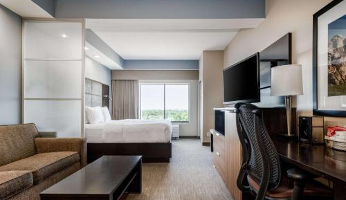 King Suite with Bath Tub and Sofa Bed - Disability/Non-Smoking