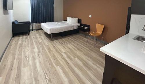 Queen Room - Disability Access - Roll in Shower