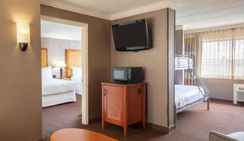 Suite, 1 King bunk or 2 Queen, Sofa bed