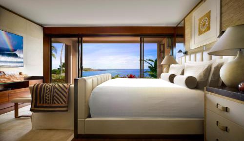 Ocean View Suite king bed