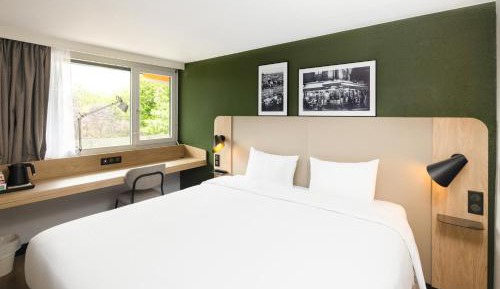 Standard Room - 1 Queen Bed