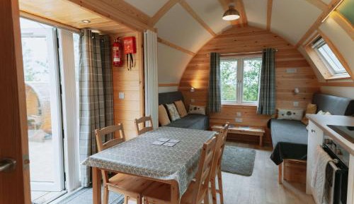 Large Cabin with Hot Tub