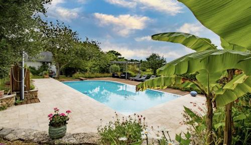 Two-Bedroom Deluxe Apartment with Garden View