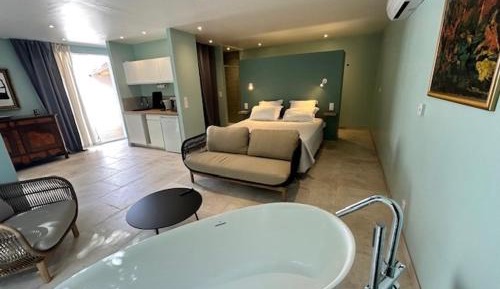 Deluxe Apartment