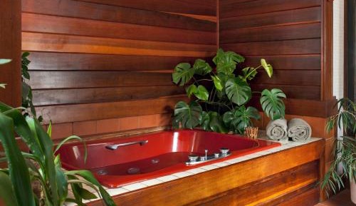 Queen Room with Jetted Tub and Deluxe Balcony