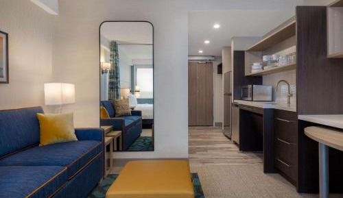 Queen Studio Suite with Bath Tub - Mobility Accessible