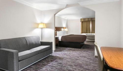 King Suite with Bath Tub and Sofa Bed - Disability/Non-Smoking