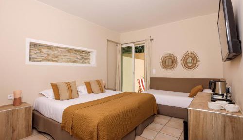 Classic Triple Room with patio