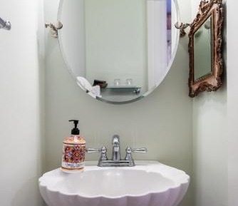 Deluxe Queen Suite