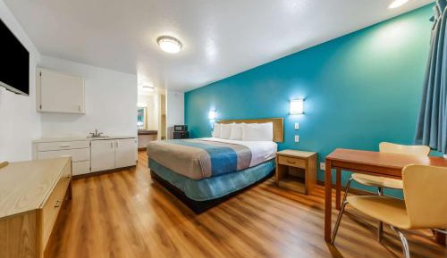 Deluxe King Room - Non-Smoking