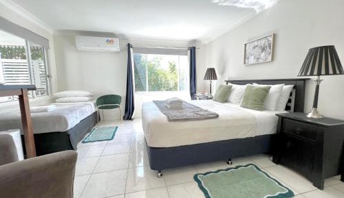 Superior Queen Room with Private Bathroom