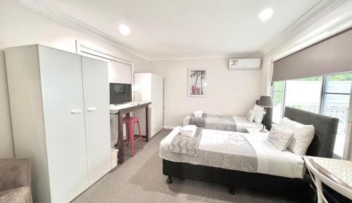 Deluxe Twin Room with Shared Bathroom