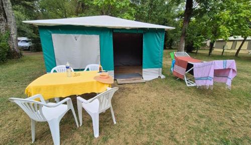 2-Bedroom Bungalow - Shared bathroom