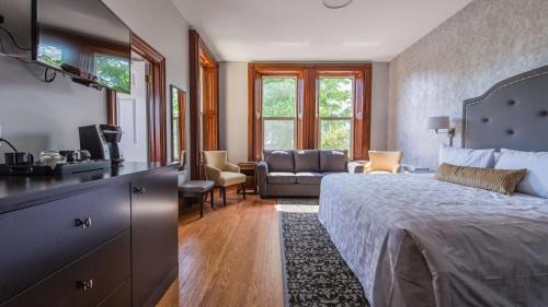 Large King Room with Soaking Tub - Non-Smoking