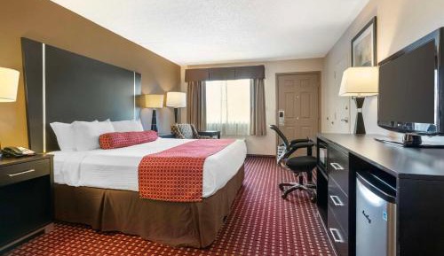 King Room with Roll-in Shower - Disability Access/Non-Smoking